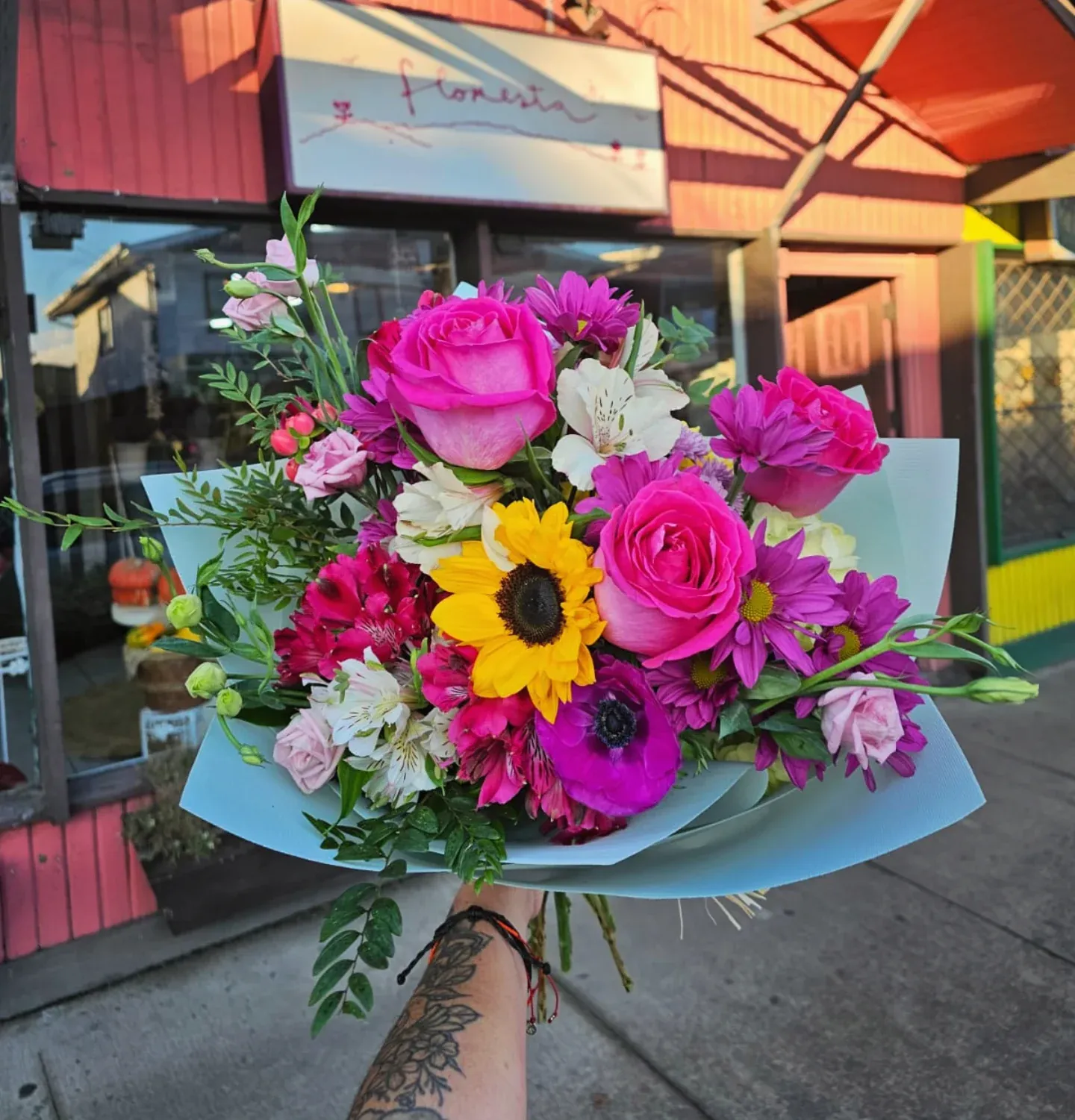 Ramo de rosas fucsia y girasol