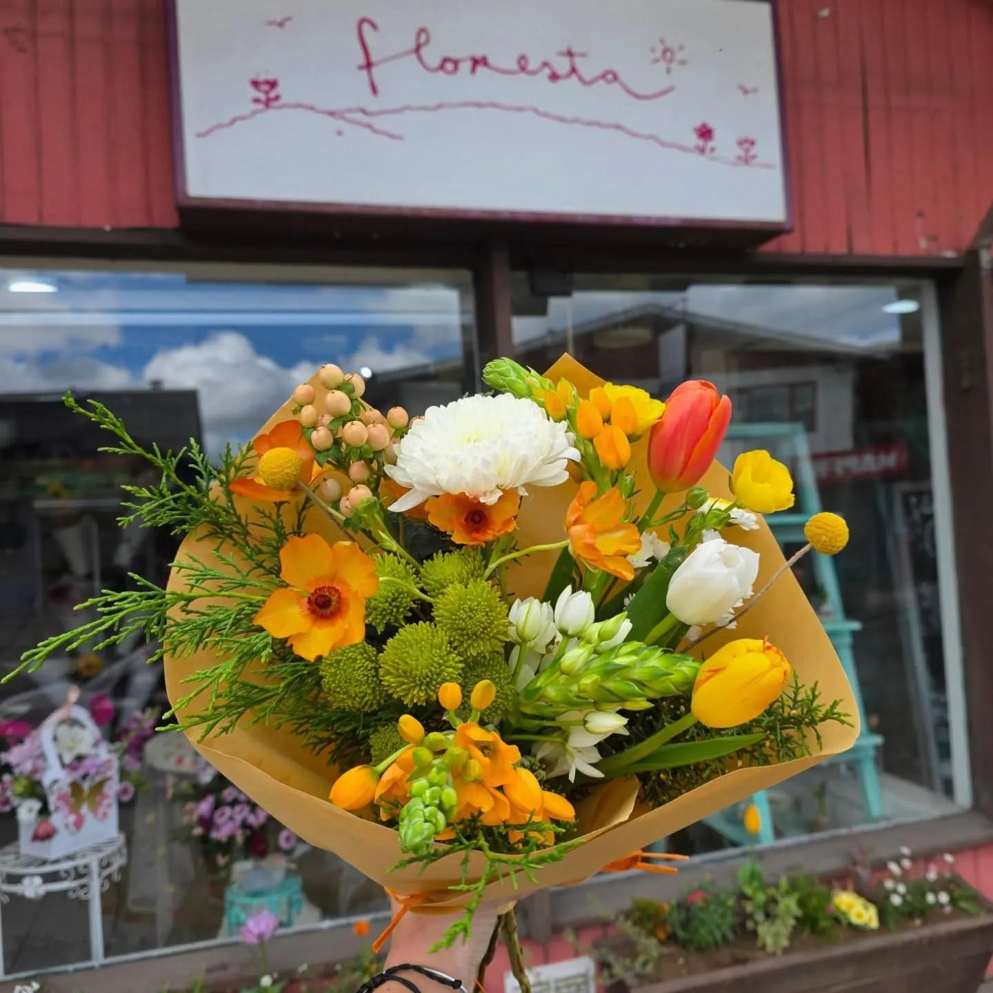 Ramo de flores amarillas y blancas