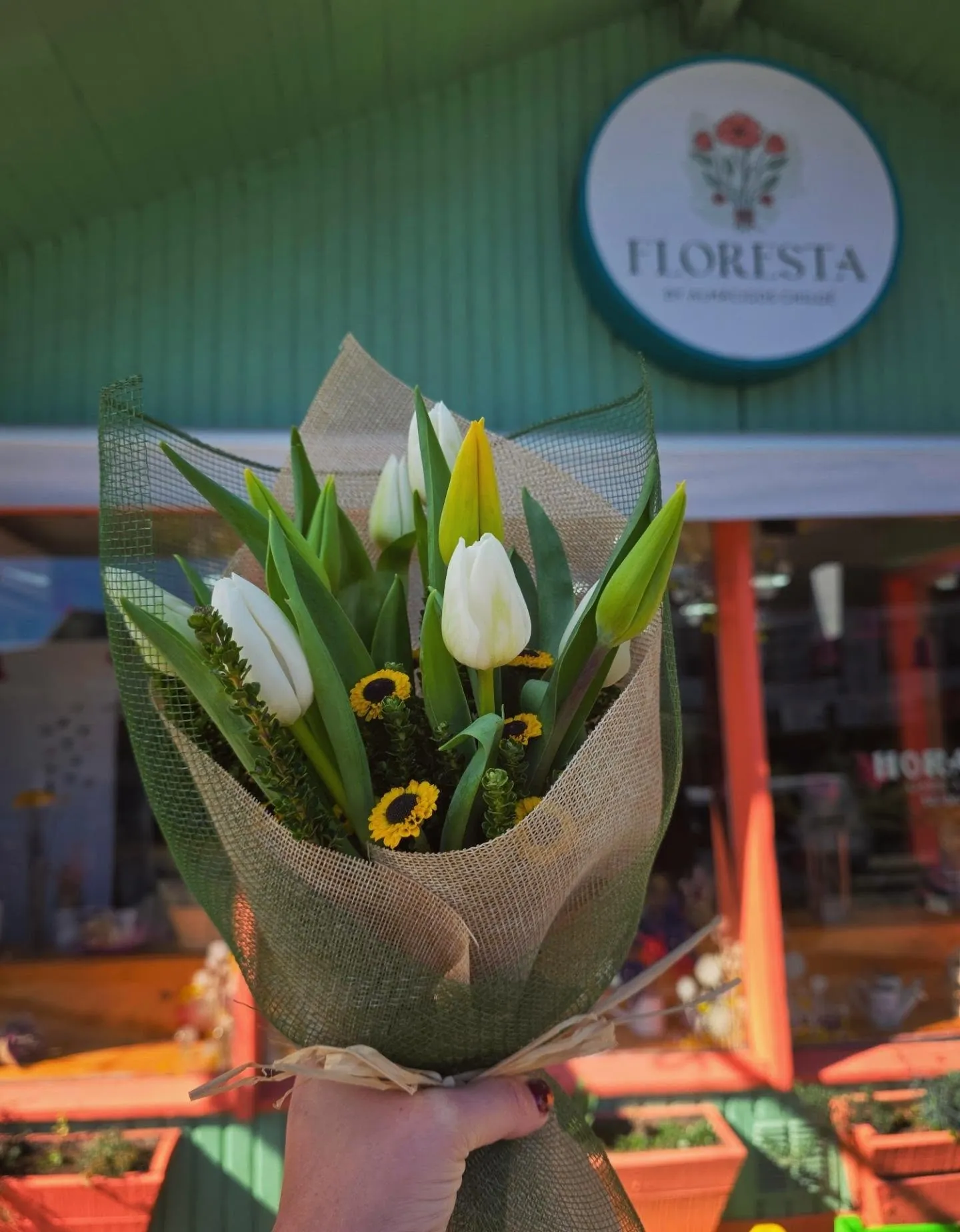 Ramo de tulipanes blancos y amarillos en arpillera