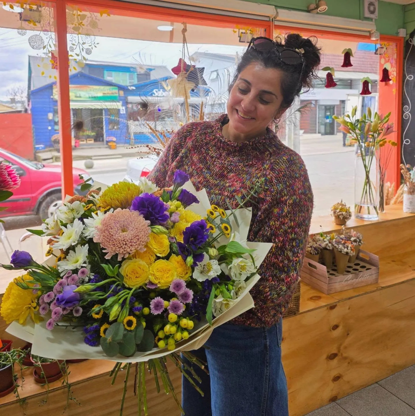 Natalia con un ramo gigante de flores de colores