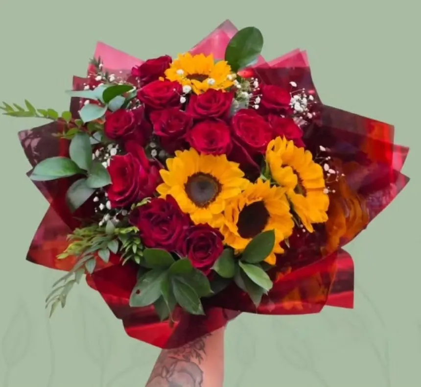 Ramo de rosas rojas y girasoles sostenido en alto